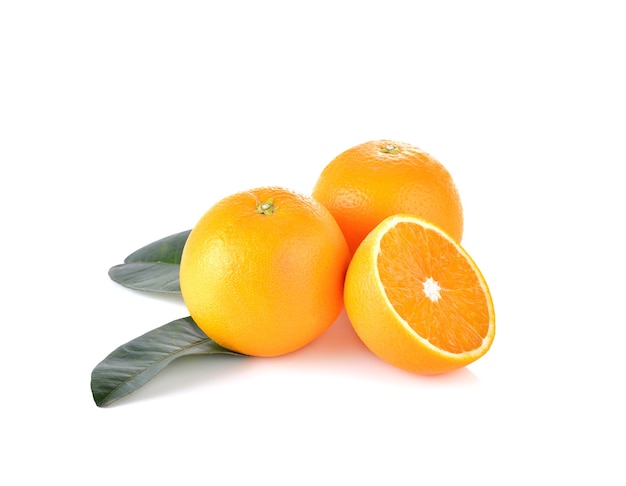 Fruits orange sur mur blanc