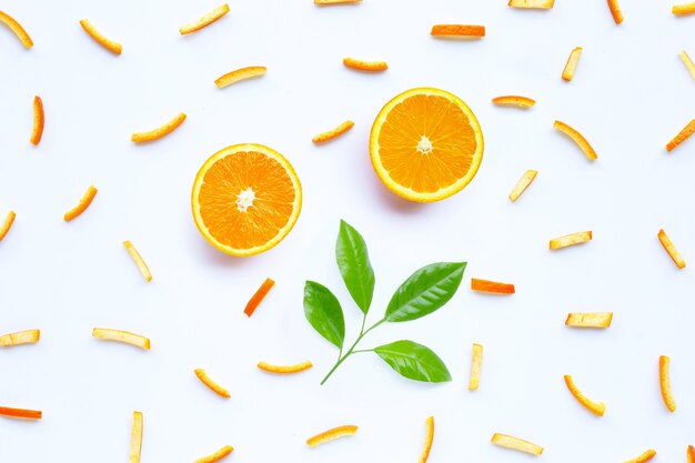 Fruits orange avec des pelures sur une surface blanche