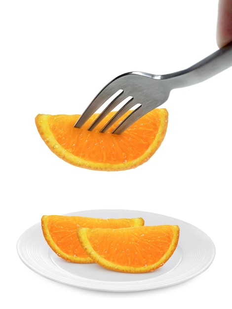 Fruits orange sur plat et fourchette isolé sur fond blanc