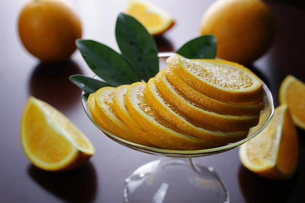 Fruits orange tonique sur fond de bois