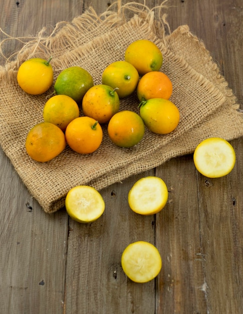 Fruits oranges fraîches sur fond de bois