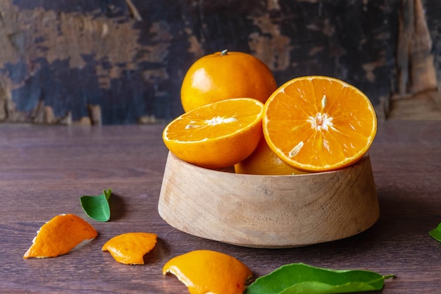 Fruits oranges frais sur un bol en bois