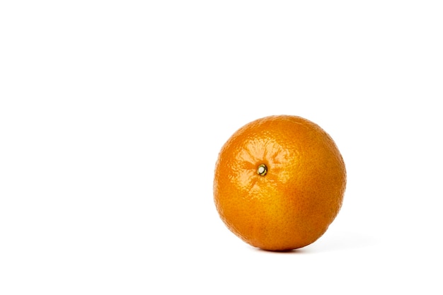 Fruits oranges frais sur fond blanc.