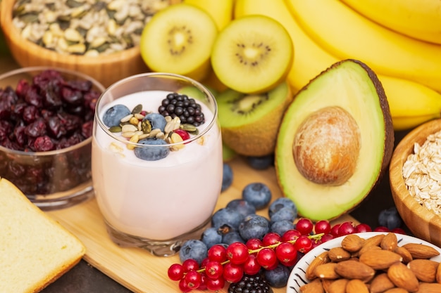 Fruits et pain Grains entiers et noix sur table en bois