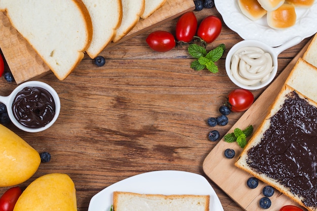 Fruits et pain, petit déjeuner copieux Pain au chocolat