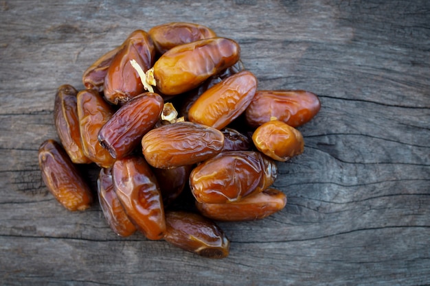 Fruits de palmier dattier sur une vieille table en bois