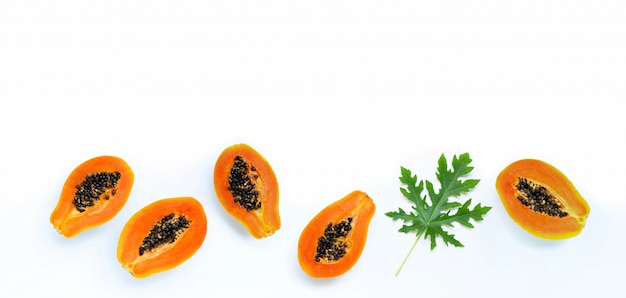 Fruits de papaye sur blanc isolé. Vue de dessus