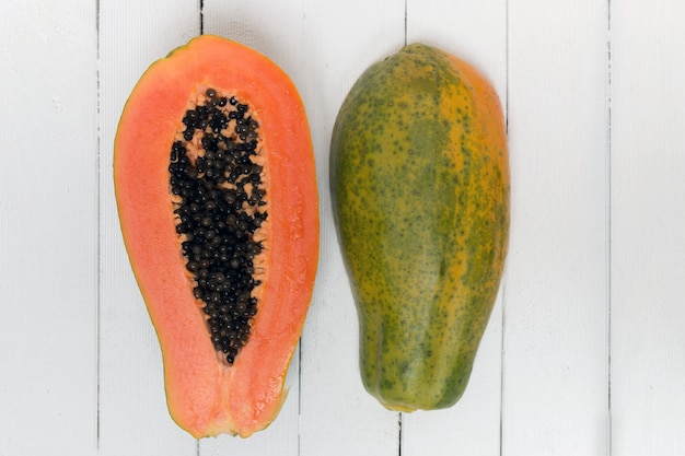 Fruits de papaye tropicale frais isolés sur fond blanc.