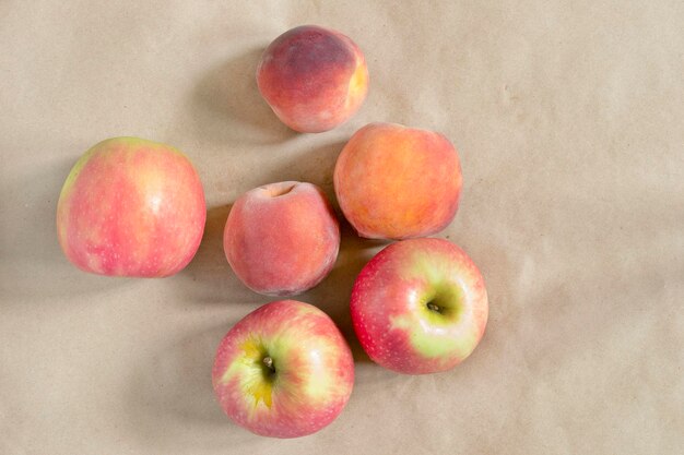 Fruits sur papier kraft