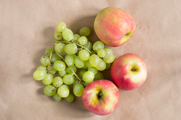 Fruits sur papier kraft