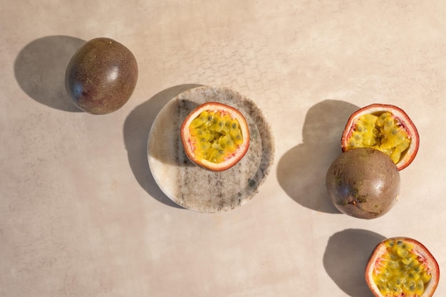 Photo des fruits de la passion mûrs et des moitiés de maracuya sur une assiette exotique
