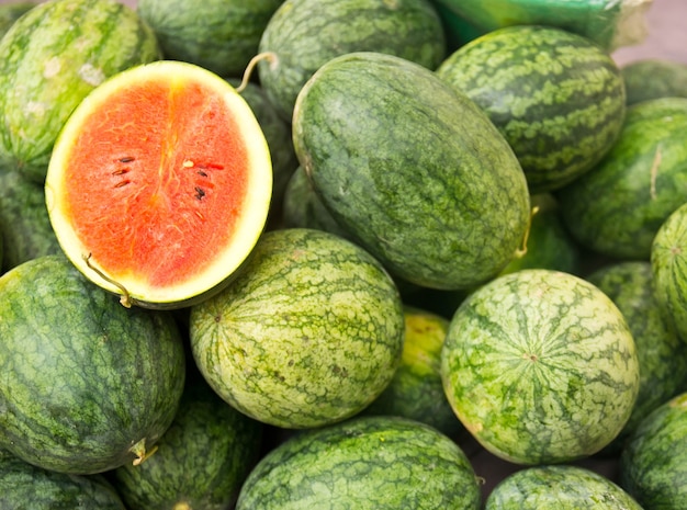 Fruits de pastèque sur le marché