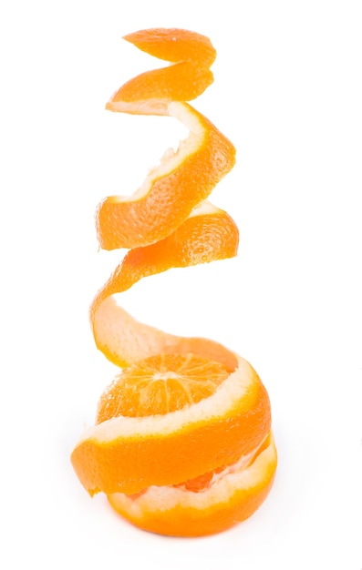 Fruits pelés peau pelée orange isolé fond blanc