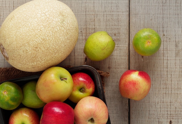 fruits sur le plancher en bois.