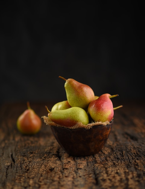 Fruits de poire frais sur bol en bois