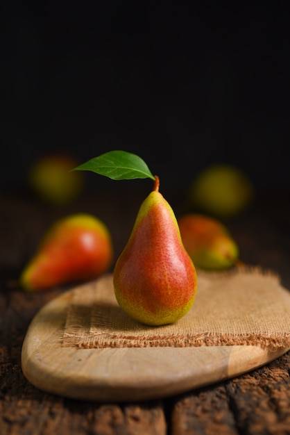 Fruits de poire sur table en bois