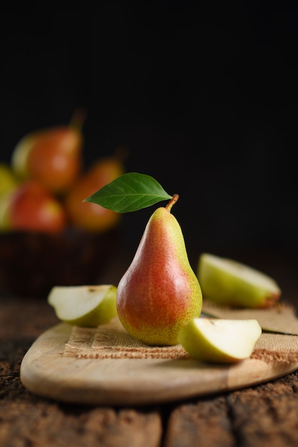 Fruits de poire sur table en bois