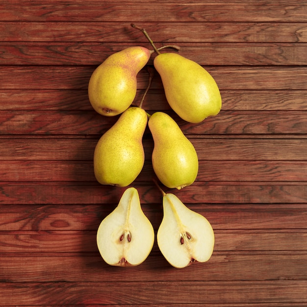 Photo fruits poires biologiques fraîches sur du vieux bois. récolte d'automne poire