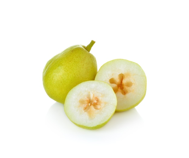 Fruits de poires sur mur blanc