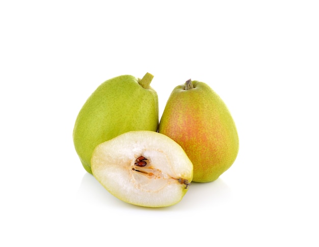 Fruits de poires sur mur blanc