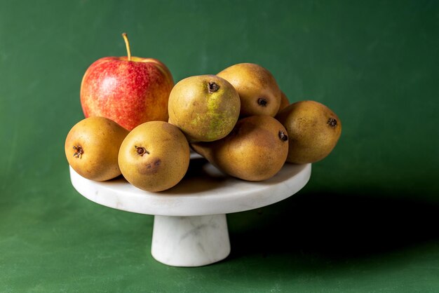 Fruits Poires et pommes sur planche de bois