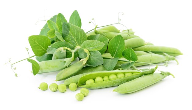 Fruits de pois frais avec des feuilles vertes sur fond blanc.