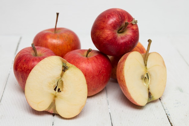 Fruits de pomme rouge savoureux frais isolés sur fond blanc.