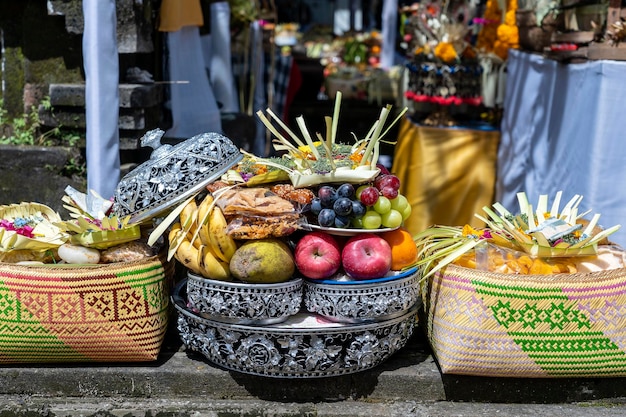 Fruits pour la cérémonie d'offrande hindoue balinaise sur la rue centrale de l'île d'Ubud Bali Indonésie Close up