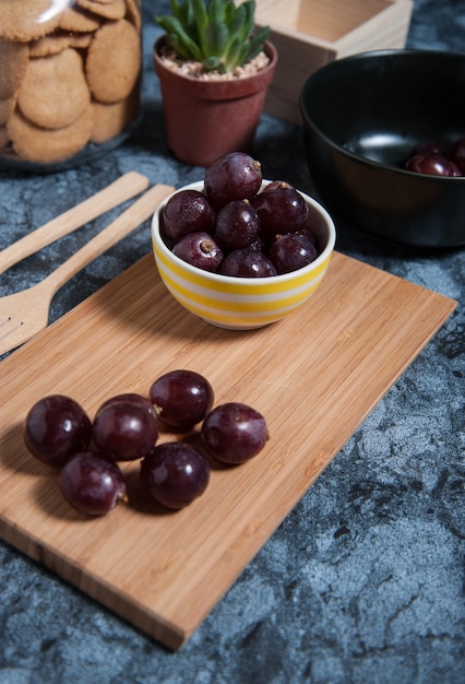 Fruits de raisin frais sur une table en marbre. Flat lay.