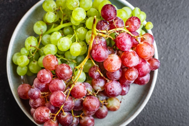 Fruits raisins doux mûrs frais bio repas collation sur la table copie espace arrière-plan alimentaire rustique