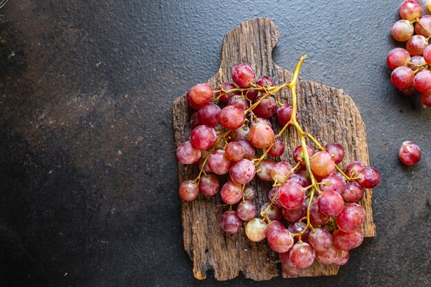 Fruits raisins doux mûrs frais bio repas collation sur la table copie espace arrière-plan alimentaire rustique