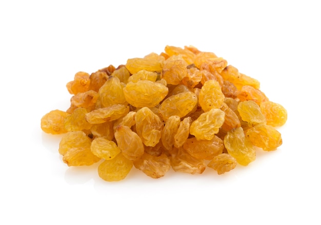 Fruits de raisins secs isolés sur blanc