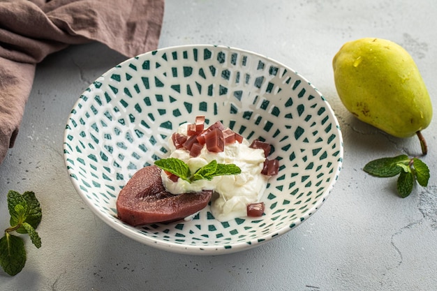 Fruits recouverts de chocolat avec assiette noire et blanche dans une soupe aux éclaboussures de fraises