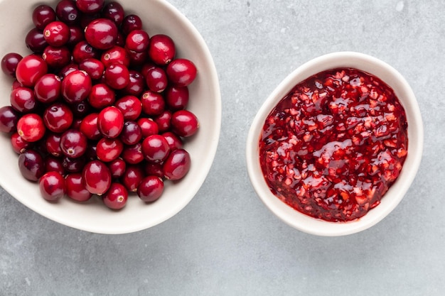 Fruits rouges sur fond sombre. canneberges dans un bol.