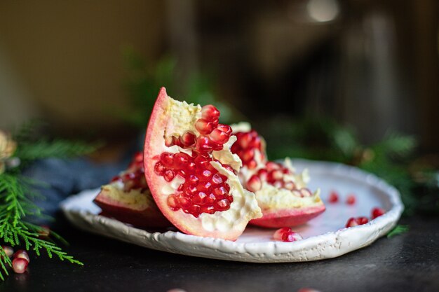 Fruits Rouges Grenade Dessert Sucré De Noël Sur La Table Régal De Nouvel An