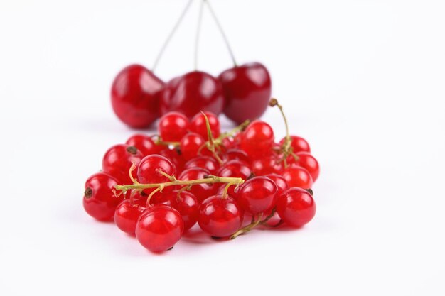 Fruits rouges isolés sur fond blanc Gros plan de baies sucrées Concept d'aliments sains