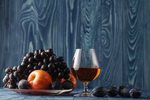 Les fruits sur sa couverture semblent intéressants. Cognac servi avec des fruits.