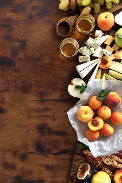 Fruits sains et fromage sur fond en bois, vue de dessus