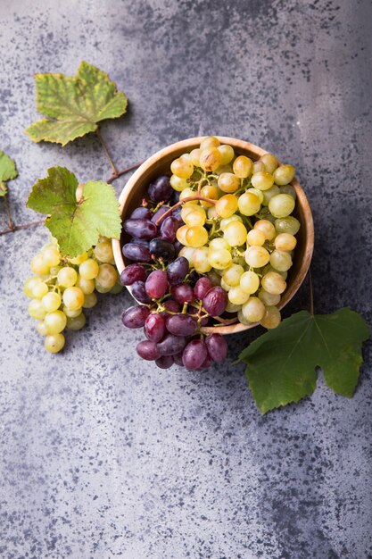 Fruits sains raisins rouges et blancs sur la surface de la pierre s