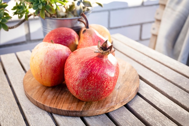 Fruits de saison grenades pommes et poires