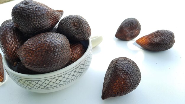 Fruits Salak dans un bol sur fond blanc Close up 02