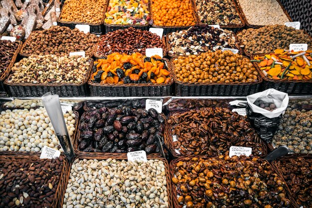 Fruits séchés et noix au marché de la Boqueria à Barcelone, en Espagne