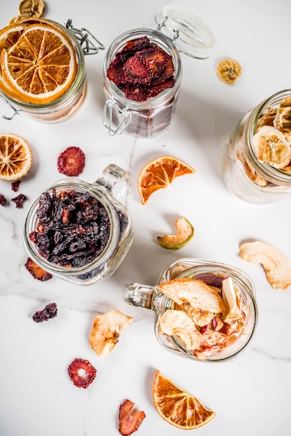 Fruits secs et baies dans des bocaux en verre