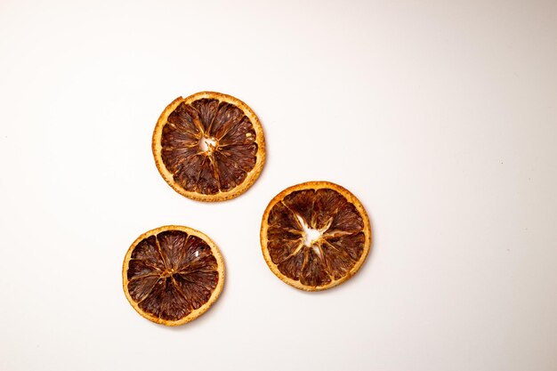 Fruits secs et cannelle sur fond blanc