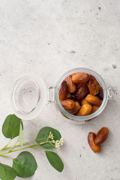 fruits secs dans un bocal en verre sur fond gris