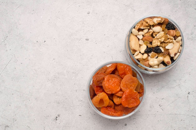 fruits secs dans un bocal en verre sur fond gris