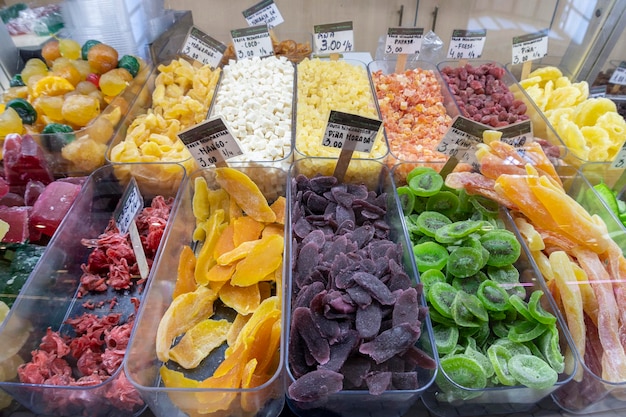 Des fruits secs exposés dans un supermarché