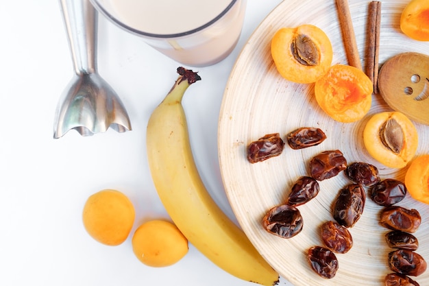 Fruits secs sur fond blanc. Ingrédients pour la préparation d'un cou sucré.