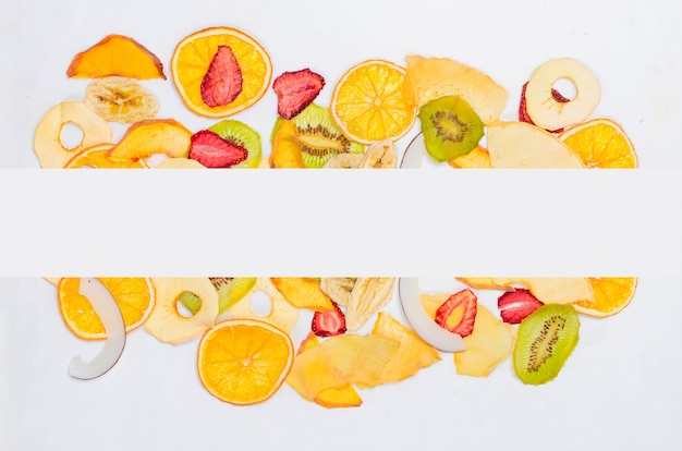 Photo fruits secs sur fond blanc