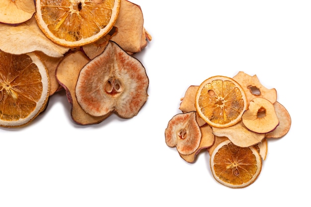 Photo fruits secs isolés sur une surface blanche. pamplemousse séché, pomme séchée, tranches de poire séchées.